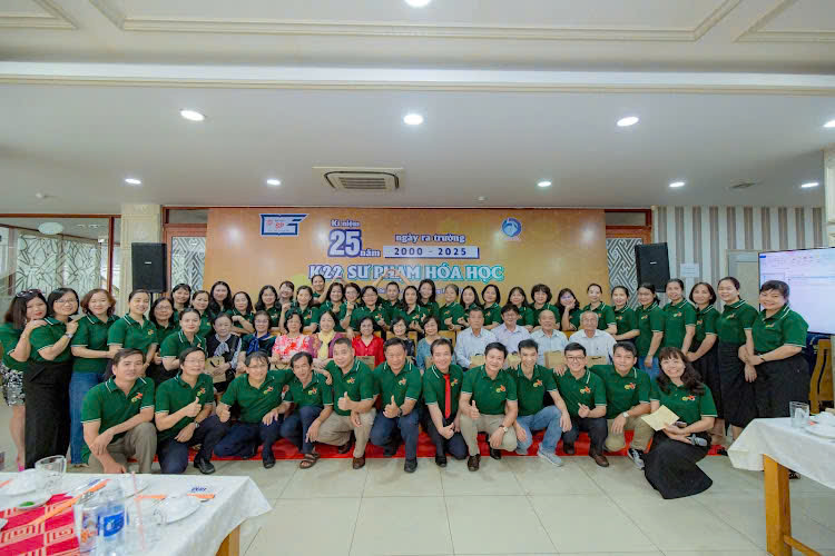 Cựu người học Khóa 22 Khoa Hóa học kỷ niệm 25 năm ngày ra trường - Gặp lại thầy xưa, bạn cũ, lan tỏa yêu thương