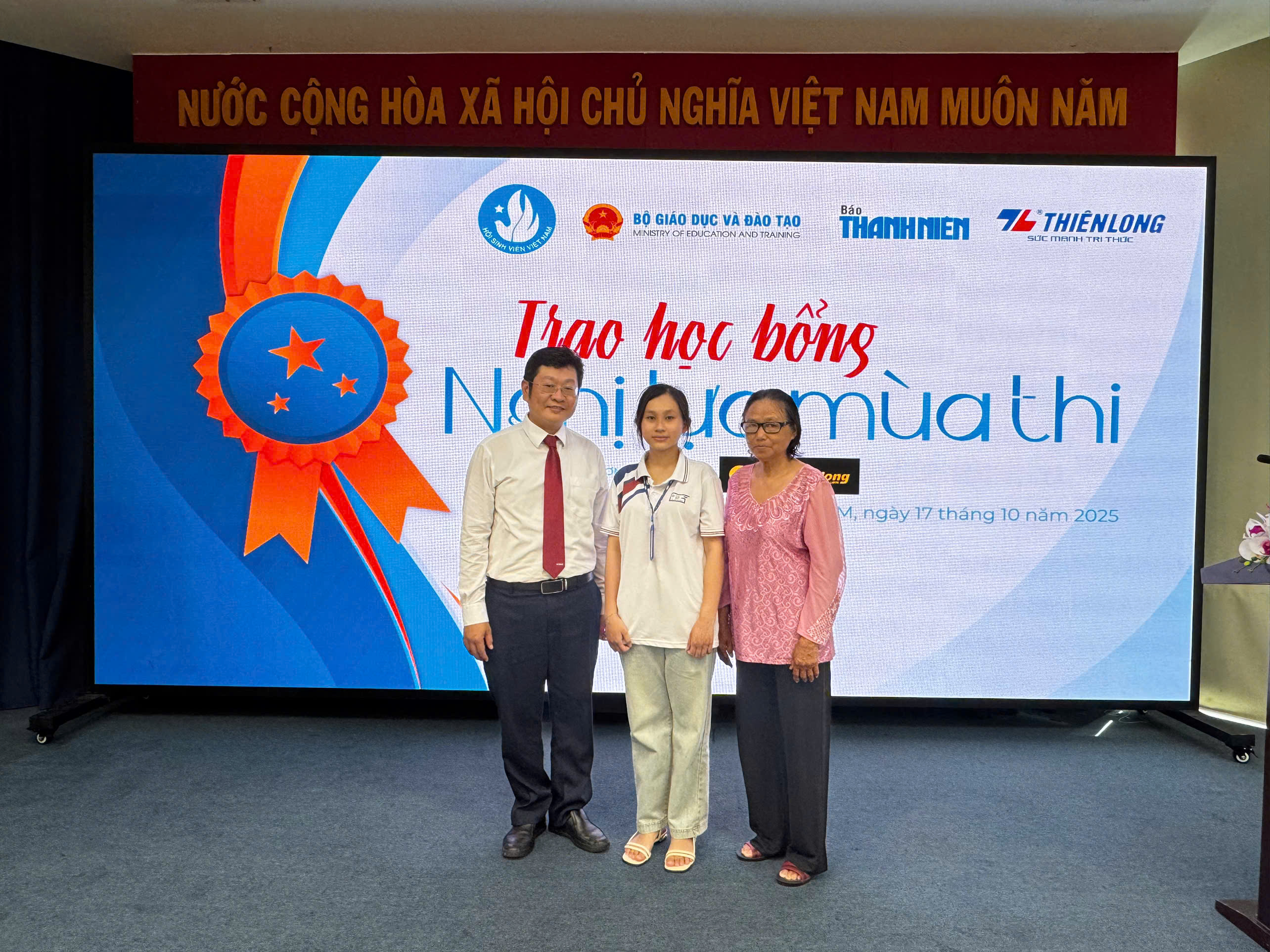 Sinh viên HCMUE nhận học bổng “Nghị lực mùa thi” năm 2025